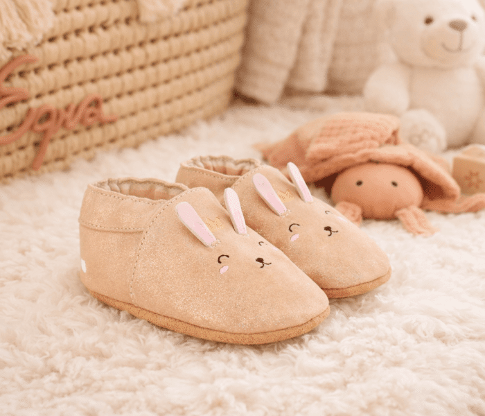 Les chaussons de bébé : comment choisir le modèle adapté ?